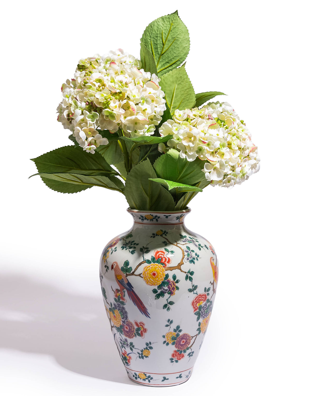 McGowan – Hvit keramikkvase med blomster og tropiske fugler